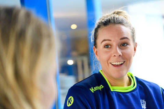 Johanna Westberg på en pressträff med det svenska
