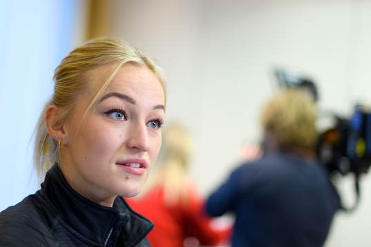 Stine Bredal Oftedal blir intervjuad på en pressträff med