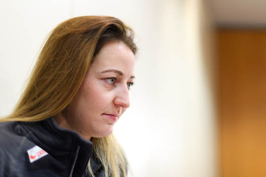 Sanna Charlotte Solberg blir intervjuad på en pressträff