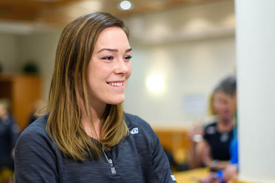 Kari Brattset blir intervjuad på en pressträff med det