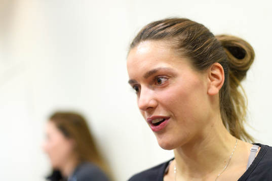 Stina Ruscetta Skogrand blir intervjuad på en pressträff