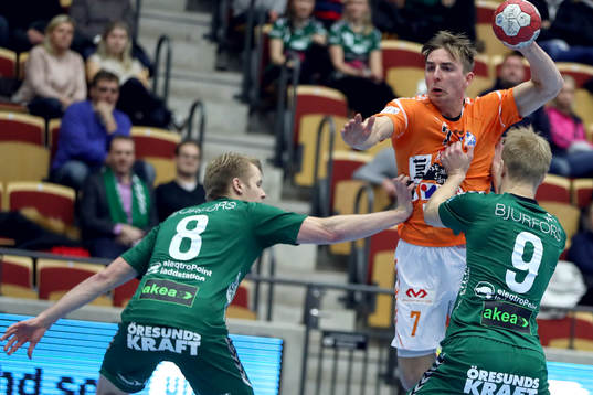 Kristianstads Tim Sörensen stoppas av Helsingborgs Emil