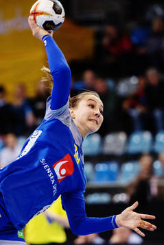 Sveriges Anna Lagerquist skjuter i matchen mellan Sverige