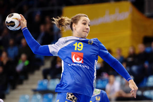 Sveriges Anna Lagerquist skjuter i matchen mellan Sverige