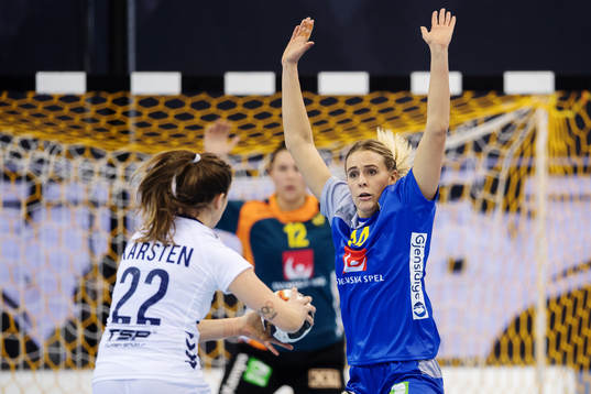 Sveriges Johanna Westberg försvarar mot Argentinas Elke
