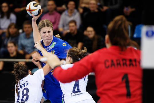 Sveriges Carin Strömberg skjuter i matchen mellan Sverige
