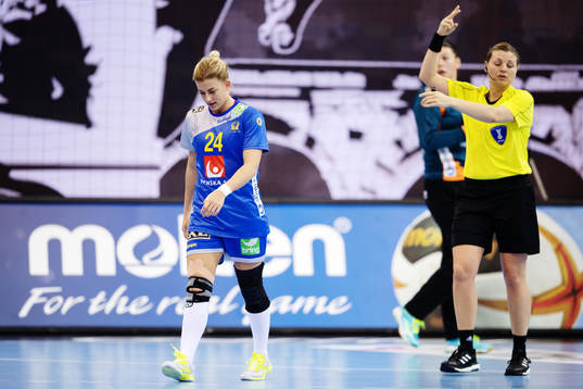 Sveriges Nathalie Hagman visas ut 2 minuter i matchen