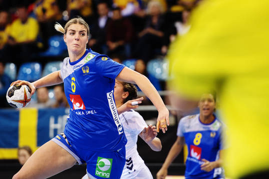 Sveriges Carin Strömberg skjuter i matchen mellan Sverige