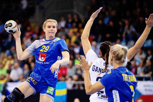 Sveriges Jenny Alm skjuter i matchen mellan Sverige och