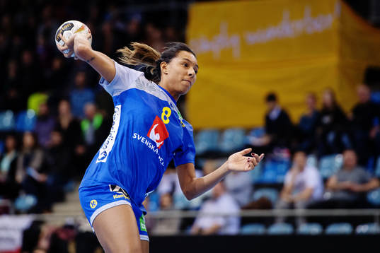 Sveriges Jamina Roberts skjuter i matchen mellan Sverige
