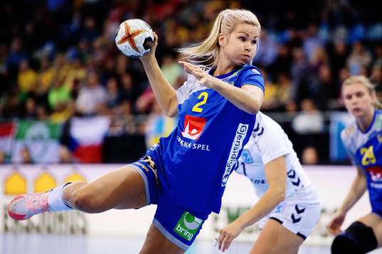 Sveriges Ulrika Toft Hansen skjuter i matchen mellan