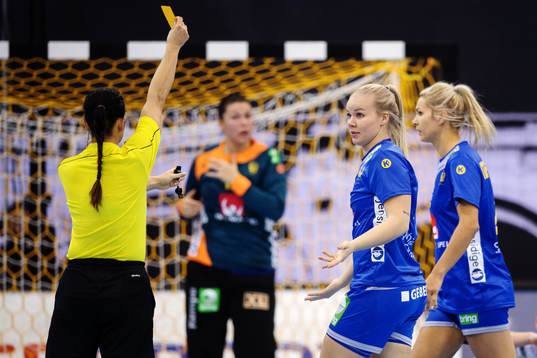 Sveriges Emma Fernis får gult kort av domaren i matchen