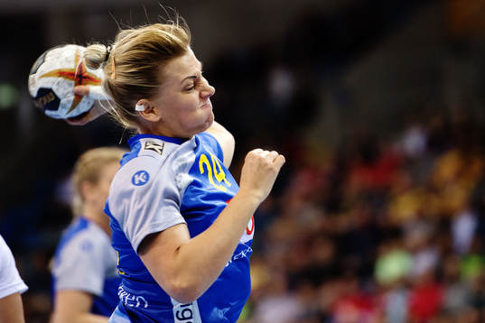 Sveriges Nathalie Hagman skjuter i matchen mellan Sverige