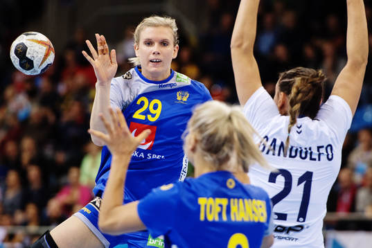 Sveriges Jenny Alm passar till Ulrika Toft Hansen i matchen