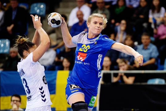 Sveriges Jenny Alm skjuter i matchen mellan Sverige och