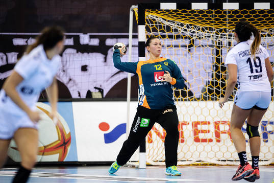 Sveriges målvakt Filippa Idéhn i matchen mellan Sverige