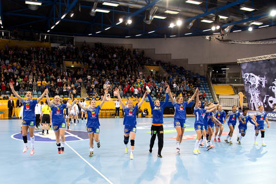 De svenska spelarna tackar publiken