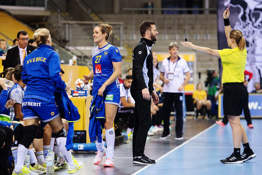 Domaren ger Sveriges Sabina Jacobsen rött kort i matchen