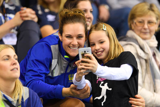 Sveriges Sabina Jacobsen tar en selfie med en supporter på