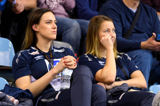 Norges Emelie Hegh Arntzen och målvakt Silje Solberg på