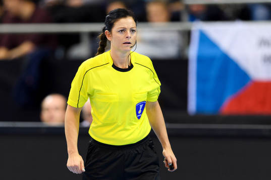 Domare Line Hesseldal Hansen i matchen mellan Sverige och