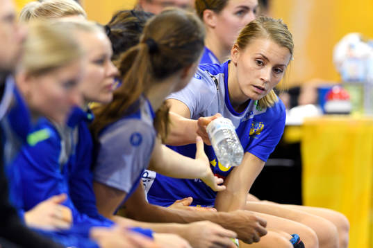 Sveriges Isabelle Gulldén på bänken i matchen mellan
