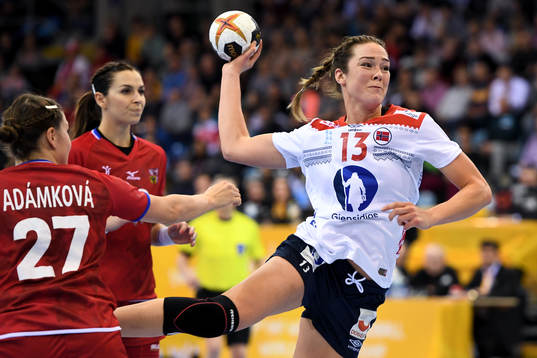 Norges Kari Brattset skjuter i matchen mellan Tjeckien och