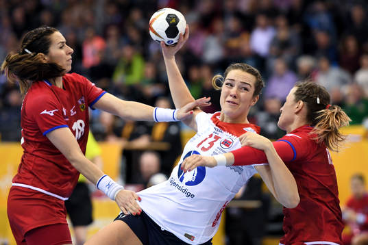 Norges Kari Brattset skjuter i matchen mellan Tjeckien och