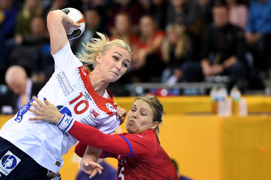 Norges Stine Bredal Oftedal i matchen mellan Tjeckien och