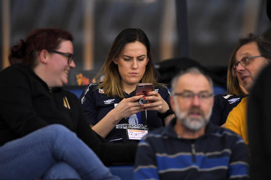Norges Emelie Hegh Arntzen på läktaren i matchen mellan