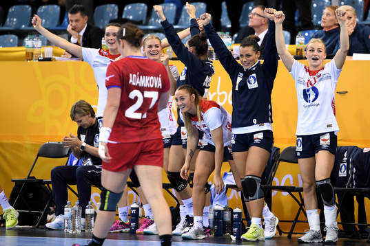 Norges Nora Mørk och Stine Bredal Oftedal jublar på