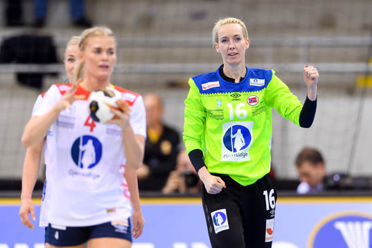 Norges målvakt Katrine Lunde jublar i matchen mellan