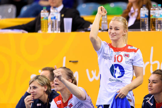 Norges Stine Bredal Oftedal jublar i matchen mellan