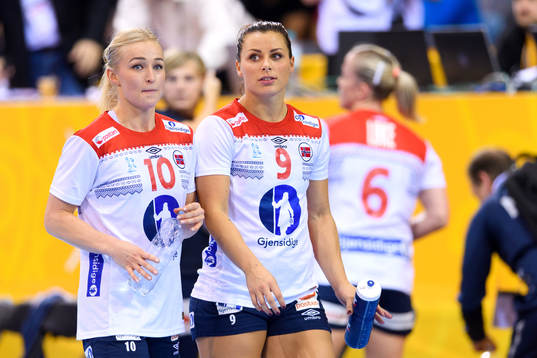 Norges Stine Bredal Oftedal och Nora Mørk i matchen mellan