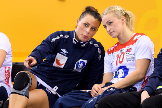 Norges Nora Mørk och Stine Bredal Oftedal i matchen mellan