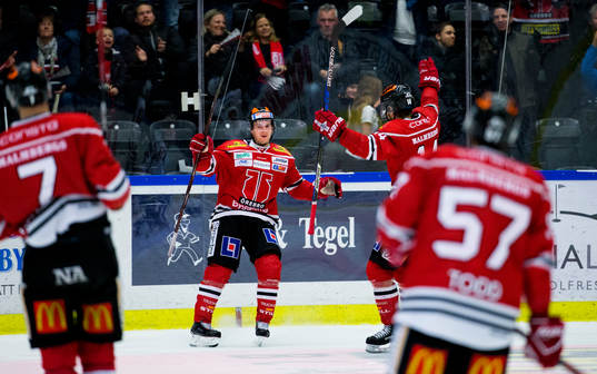 Örebros Sakari Manninen gör 4-3 och jublar med Tom Wandell