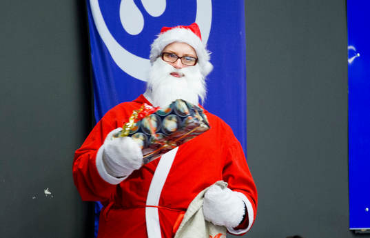 Jultomten med paket