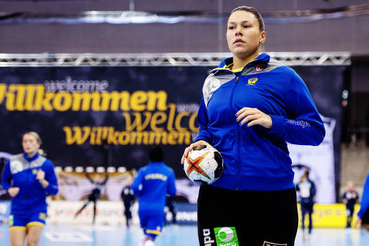 Sveriges målvakt Filippa Idéhn värmer upp