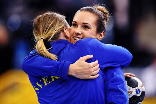 Sveriges Isabelle Gulldén och Sabina Jacobsen kramas