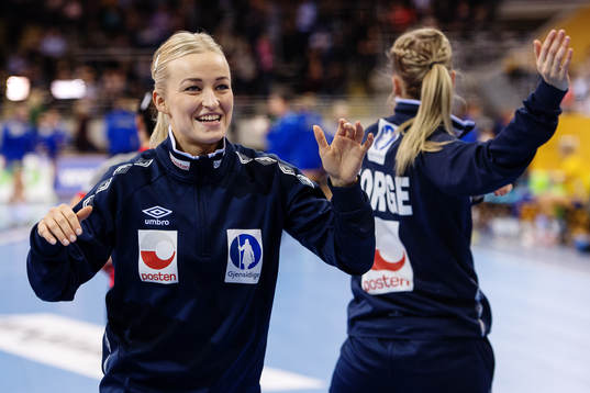 Norges Stine Bredal Oftedal värmer upp