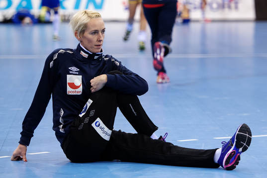 Norges målvakt Katrine Lunde värmer upp