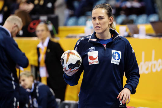 Norges Emelie Hegh Arntzen värmer upp