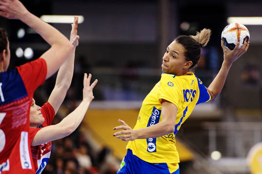 Sveriges Jamina Roberts skjuter i matchen mellan Norge och