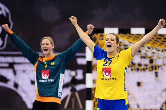 Sveriges målvakt Johanna Bundsen och Sabina Jacobsen