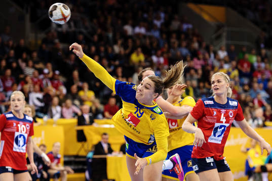 Sveriges Anna Lagerquist skjuter i matchen mellan Norge och
