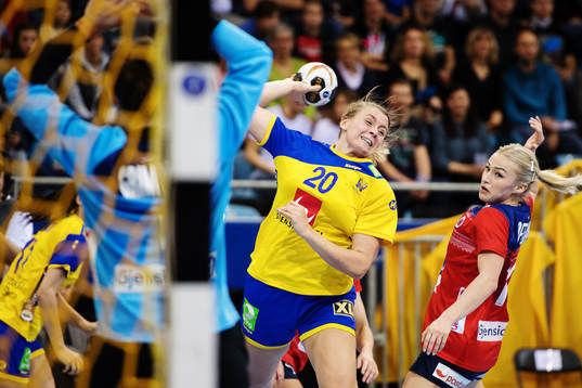 Sveriges Isabelle Gulldén och försvarande Norges Stine