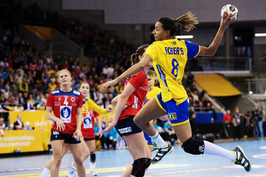 Sveriges Jamina Roberts hoppar i matchen mellan Norge och