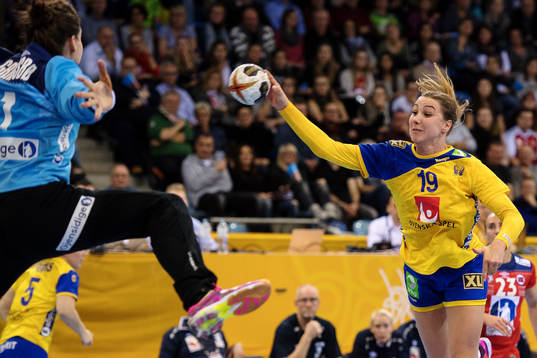 Sveriges Anna Lagerquist och Norges målvakt Kari Aalvik