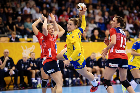 Sveriges Anna Lagerquist bryter igenom mot Norges Kari