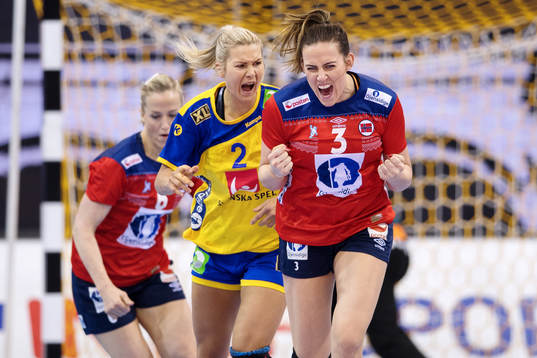 Norges Emelie Hegh Arntzen jublar i matchen mellan Norge
